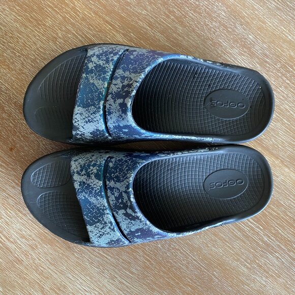 OOFOS Unisex Slide Recovery Footwear in Iridescent Snake Women’s 8 - Men’s 6 - Picture 1 of 7